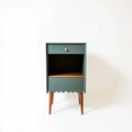Comodino verde scuro con cassetto e bordo inferiore ondulato