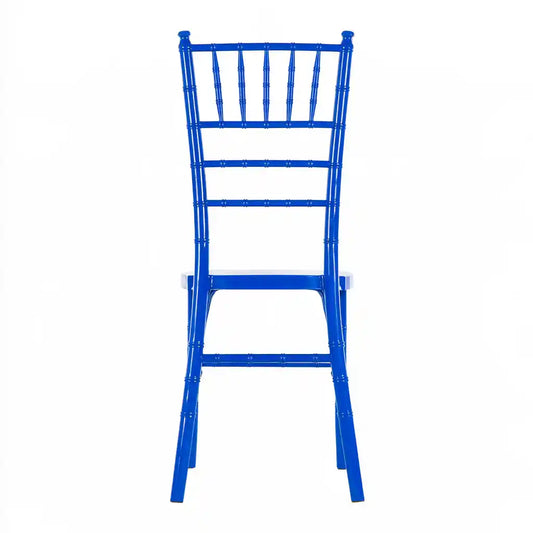 Sedia blu con schienale alto a listelli e traverse orizzontali