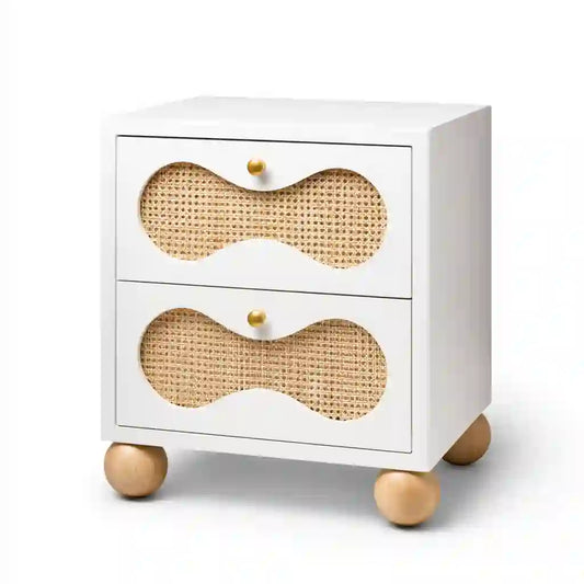 Comodino bianco a due cassetti con inserti intrecciati e piedini sferici